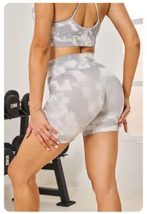 Vue détaillée de l'ensemble de sport sans couture tie-dye gris avec short et brassière