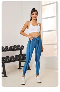 Detailansicht der blauen metallischen nahtlosen Yoga-Leggings mit hoher Taille im Fitnessstudio