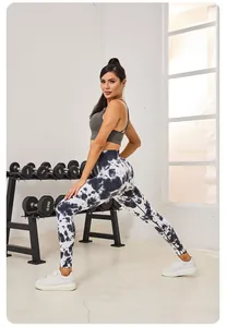 Femme en salle de sport portant un legging de yoga tie-dye noir et blanc sans couture