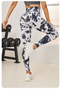 Vue détaillée des leggings de fitness sans couture à taille haute tie-dye noir et blanc