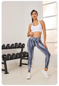 Sportliche Frau in glänzenden metallic Aurora-Yogaleggings mit hohem Bund im Fitness