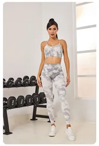 Modèle de fitness portant un ensemble de yoga sans couture tie-dye gris et blanc