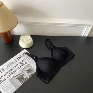 Vista dettagliata di un reggiseno nero senza cuciture in un ambiente domestico.