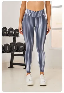 Detailansicht der nahtlosen Metallic-Yogahose mit hoher Taille und schickem Cross-Bund