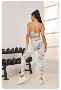 Vue arrière de l'ensemble brassière et legging de sport sans couture gris et blanc