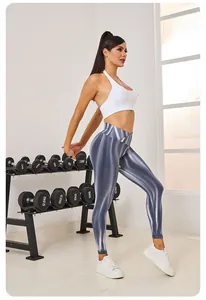 Glänzende silberne Yoga-Leggings mit hoher Taille und nahtlosem Design für Damen.
