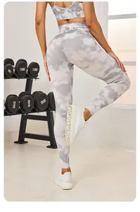 Vue arrière de legging de sport gris tie-dye sans couture taille haute sur un modèle