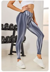 Professionelle glänzende nahtlose Aurora-Yogahose mit hoher Taille für Damen im Studio.
