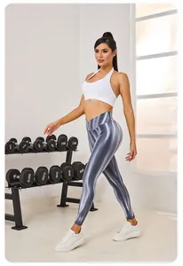 Detailansicht der hoch taillierten Metallic-Aurora-Yoga-Leggings für professionelle Fitness