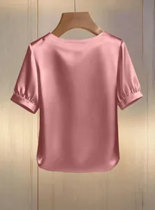 Detailansicht der Rückseite einer eleganten, rosafarbenen Satin-Bluse mit seidigem Finish