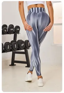 Rückansicht metallisch silberner High-Waist Yoga-Leggings im Fitnessstudio