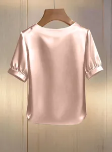 Rückansicht der eleganten französischen champagner-rosa Satinbluse mit Puffärmeln Detail