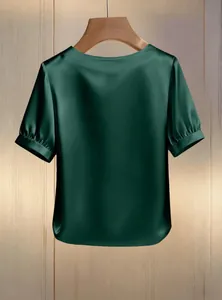Rückansicht einer eleganten grünen Satinbluse mit Puffärmeln an einem Bügel