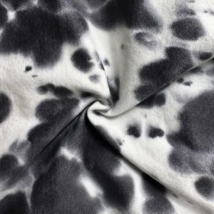 Gros plan sur un tissu en tricot tie-dye sans couture pour shorts de fitness pour femmes