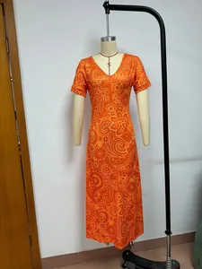 Vista dettagliata di un vestito bohémien con stampa paisley e scollo a V su manichino.