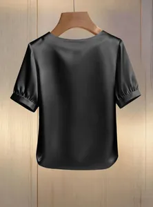 Detailansicht des schwarzen französischen Satin-Kurzarm-T-Shirts mit seidigem Glanz.