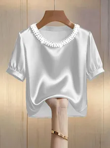 Weiße Satin-Kurzarmbluse im französischen Stil mit elegantem, perlenbesetztem Rundhals.
