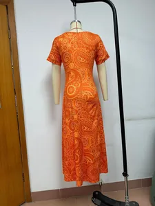 Vista posteriore dettagliata di un abito lungo bohémien retrò con stampa paisley arancio