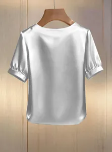 Rückansicht einer eleganten silbernen französischen Satinbluse mit stilvollen Puffärmeln