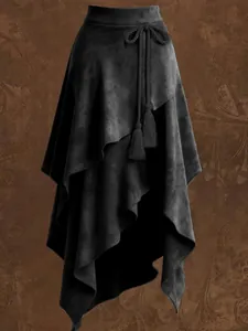 Detailansicht eines schwarzen Wildleder-A-Linien-Rocks mit Fransen-Gürtel im Vintage-Stil