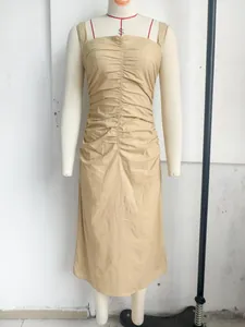 Detailweergave van kaki midi-jurk met gerimpeld midden en brede bandjes.
