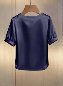 Rückansicht der marineblauen französischen Satin-Kurzarmbluse mit Puffärmeln