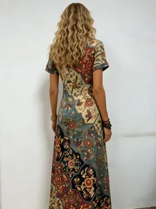 Vista posteriore dettagliata di un abito lungo boho vintage a stampa floreale da donna.