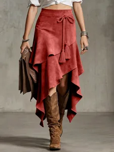 Roter Suede-Midirock im Western-Stil mit unregelmäßigem Saum und Quastendetails.