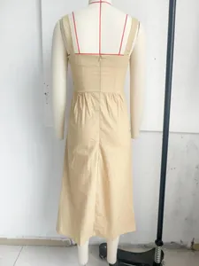 Achteraanzicht van een elegante kaki midi-jurk op een witte professionele etalagepop
