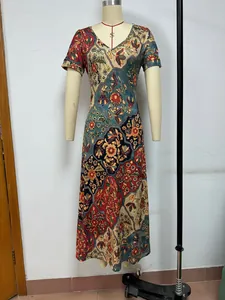 Abito midi bohémien vintage con stampa e scollo a V, maniche corte, su manichino