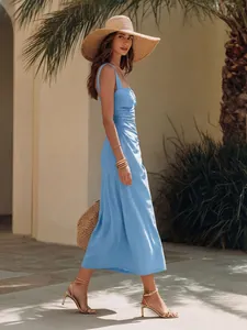 Elegante lichtblauwe midi-jurk met brede bandjes voor vakantie in volledig zijprofiel