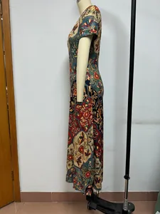 Dettaglio laterale di un abito lungo boho vintage con stampa floreale su un manichino sartoriale
