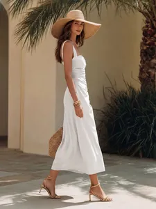 Elegante witte midi-jurk met ruches en brede bandjes voor de vakantie