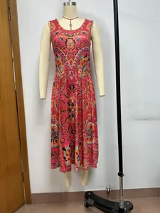 Vintage mouwloze midi-jurk met Boheemse print gepresenteerd op een paspop mannequin