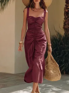 Elegante bordeauxrode midi-jurk met ruches en brede bandjes voor een chique resort vakantielook.