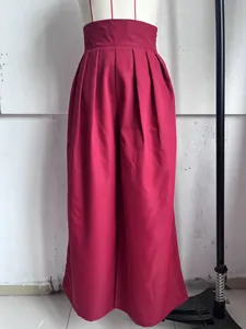 Vorderansicht einer weinroten Damen-Hose mit hohem Bund auf einer Studio-Schaufensterpuppe.