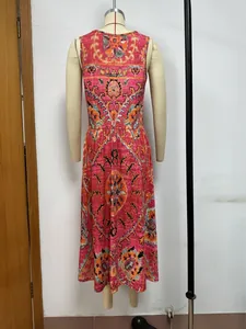 Gedetailleerd achteraanzicht van een mouwloze maxi-jurk met bohemien print