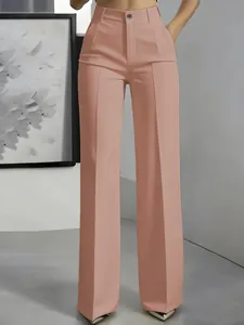 Detail van een roze pantalon met hoge taille, wijde pijpen en een scherpe vouw