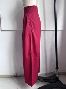 Detaillierte Seitenansicht einer roten weiten Hose mit hoher Taille am Mannequin