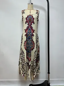 Mouwloze maxi-jurk met bohemien bloemenprint op een crèmekleurige paspop-standaard