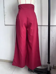 Rückansicht einer weinroten Hose mit hoher Taille und weitem Bein an einer Schaufensterpuppe