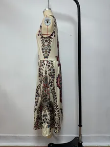 Zijaanzicht detail van een vintage bohemian mouwloze midi-jurk met print op een mannequin.