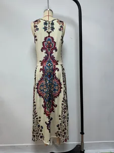 Gedetailleerd achteraanzicht van de mouwloze maxi-jurk in boho-stijl op een mannequin