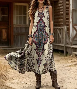 Volledig zicht op een vintage bohemian mouwloze maxi-jurk met V-hals in een rustieke setting