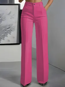 Gedetailleerd beeld van de modieuze roze damespantalon met hoge taille en rechte pijp