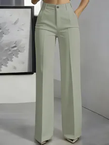 Detailweergave van een saliegroene wijde pantalon met hoge taille en elegante plooien