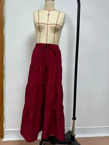 Gonna lunga a balze bordeaux con vita elastica e laccetto su manichino sartoriale