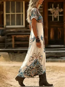 Elegante abito lungo vintage con stampa bohémien e maniche corte, vista laterale esterna.