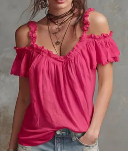 Dettaglio del top rosa con spalle scoperte, volant e texture increspata