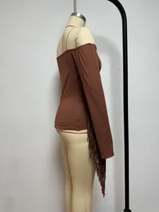 Vista laterale di un top marrone a spalle scoperte con eleganti dettagli in frangia sulle maniche